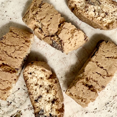 Exklusiv Vin och chokladgåva med 2 flaskor Barolo, 1 flaska vitt vin, läcker Choklad och snacks.