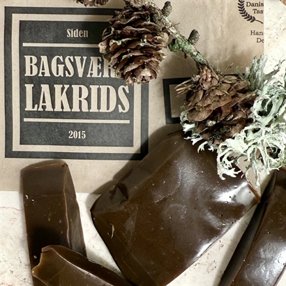 Öl företagsjulklapp med öl, lakrits och choklad i handgjord trälåda