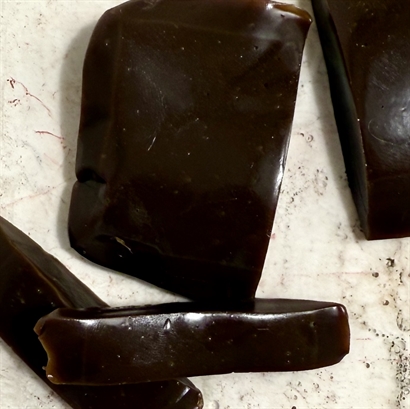 Presentkorg med delikatesser, vin och söta frestelser – en gåva som gläder