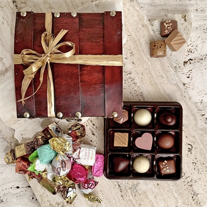 Vacker träask med 9 st. dansk handgjord dessertchoklad och 200 gram lyxig chokladblandning