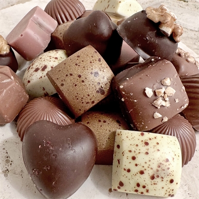 Vacker träask med 18 st. Dansk handgjord dessertchoklad