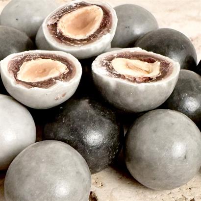 Drageé med rostade hasselnötter och cremino i vacker vit chokladask – 160 gram