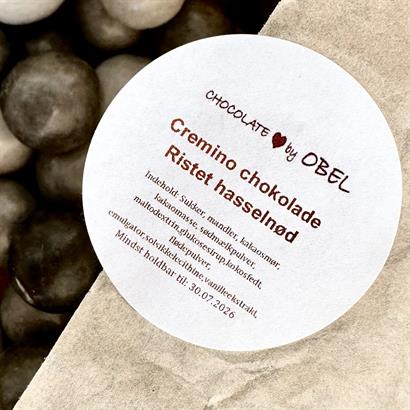 Drageé med rostad hasselnöt och cremino i vacker vit chokladask – 300 gram