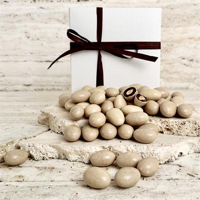 Italienska drageé med romlikör i vit chokladask – 450 gram