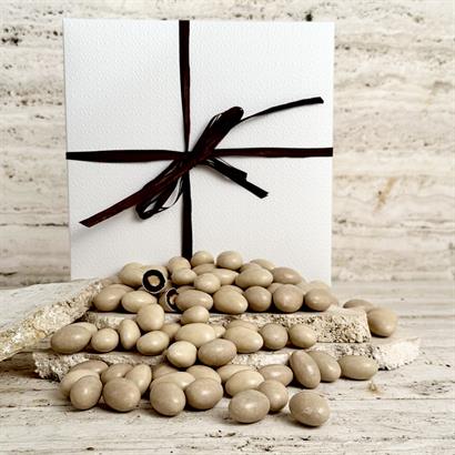 Italienska drageé med romlikör i vit chokladask – 600 gram