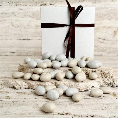 Italienska salt & karamellmandlar i vit chokladask – 300 gram
