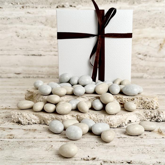 Italienska salt & karamellmandlar i vit chokladask – 300 gram