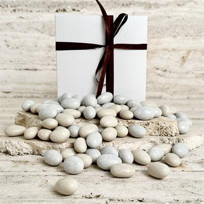 Italienska salt & karamellmandlar i vit chokladask – 450 gram