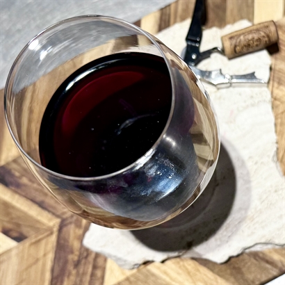 Jättestor julkorg med allt vad hjärtat begär. Delikatesser vin, portvin, delikatesser, lakrits och choklad