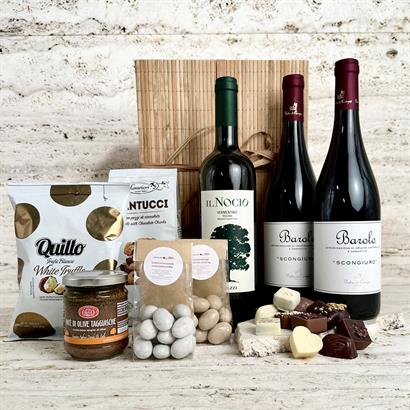 Exklusiv Vin och chokladgåva med 2 flaskor Barolo, 1 flaska vitt vin, läcker Choklad och snacks.
