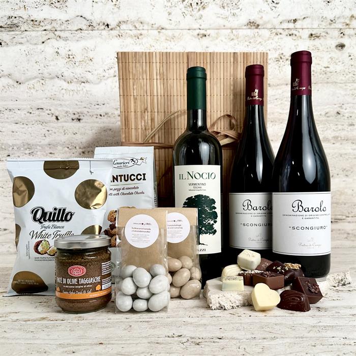 Exklusiv Vin och chokladgåva med 2 flaskor Barolo, 1 flaska vitt vin, läcker Choklad och snacks.