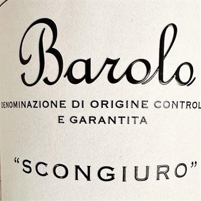 Exklusiv Vin och chokladgåva med 2 flaskor Barolo, 1 flaska vitt vin, läcker Choklad och snacks.