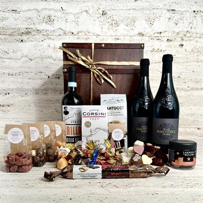 Trälåda mycket stor. Fylld med vin, 1,1 kg choklad, Julgodis och Bülow lakrits.