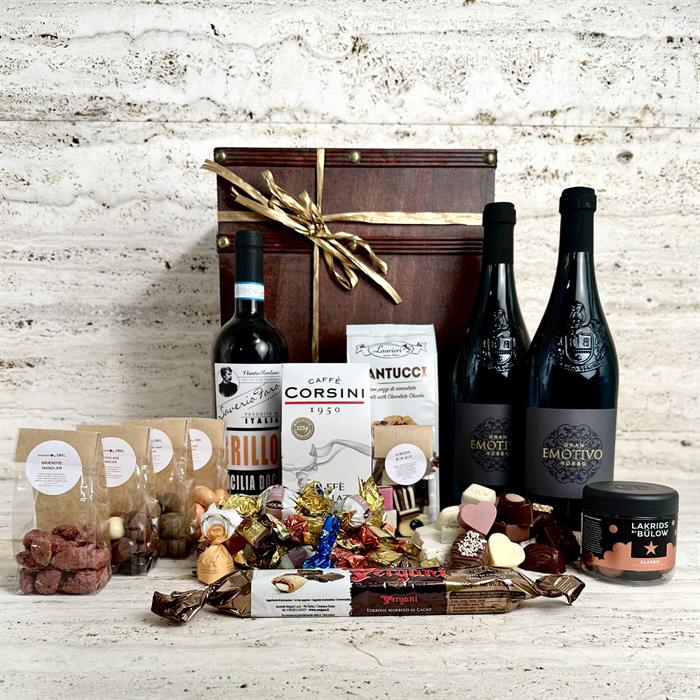 Trälåda mycket stor. Fylld med vin, 1,1 kg choklad, Julgodis och Bülow lakrits.