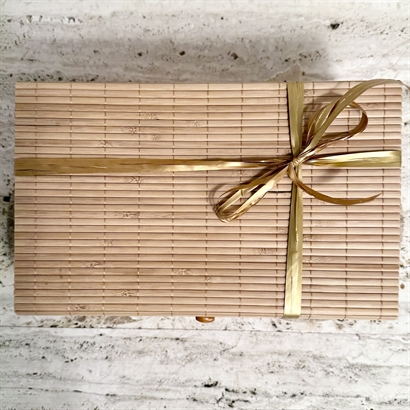 Välsmakande vin och chokladgåva med 2 flaskor vin, läcker Choklad och snacks.