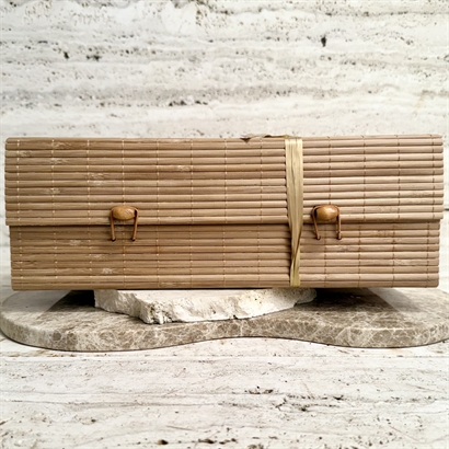 wellnessgåva med doftpinnar, handdukar och italienska chokladmandlar