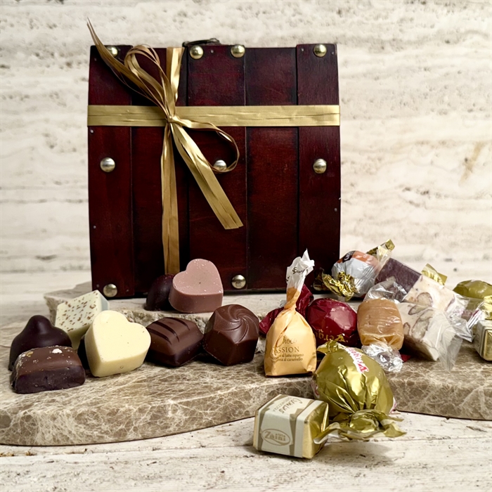 Vacker träask med 9 st. dansk handgjord dessertchoklad och 200 gram lyxig chokladblandning