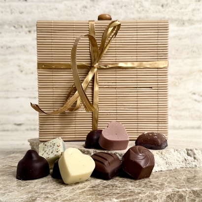 Dansk handgjord dessertchoklad - 9 st. i naturfärgad bambulåda