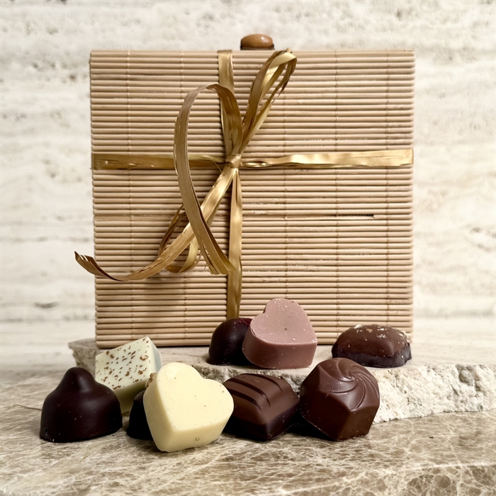 Dansk handgjord dessertchoklad - 9 st. i naturfärgad bambulåda