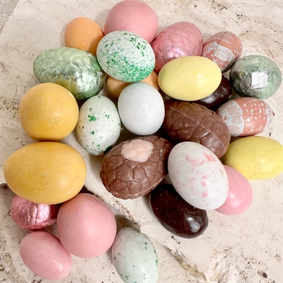 Bambulåda med Påsköl, Bagsværd lakrits, påskägg och snacks