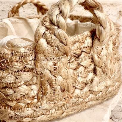 Meningsfull gåva i jutekorg – hållbar gåva med lakrits, choklad & fröbomb