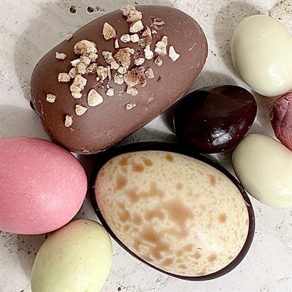 Påskpåse med 4 stora Danska handgjorda påskägg och 200 gram lyxig påskblandning