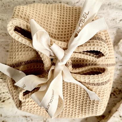 Meningsfull gåva - Bomullspåse med blomsteräng och Luksus Chokoladeblanding 400 gram