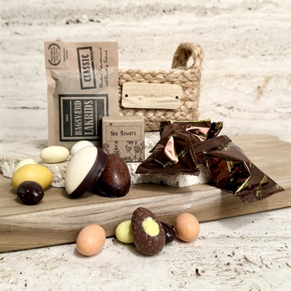 Meningsfull påskgåva i juteskål – Påskägg, Bagsværd lakrits, Påskägg, tryfflar & fröbomb
