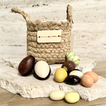 Påskgåva i juteskål – Med Danska handgjorda påskägg och lyxig Påskblandning