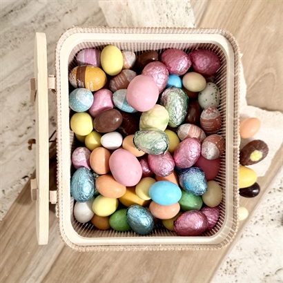 Vacker Bambulåda med Lyxig Påskblandning 1300 gram