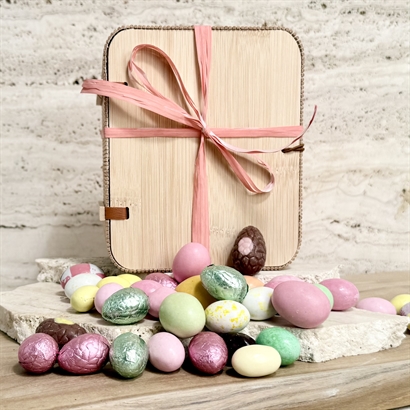 Vacker Bambulåda med Lyxig Påskblandning 800 gram