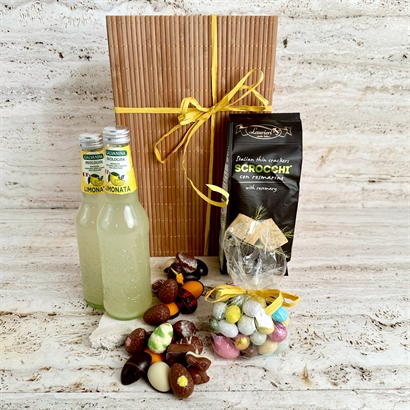 Bambulåda med lyxiga chokladpåskägg, lemonad och snacks
