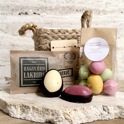 Påskgåva i jutekorg – Danska Påskägg, Bagsværd lakrids och Anthon Berg