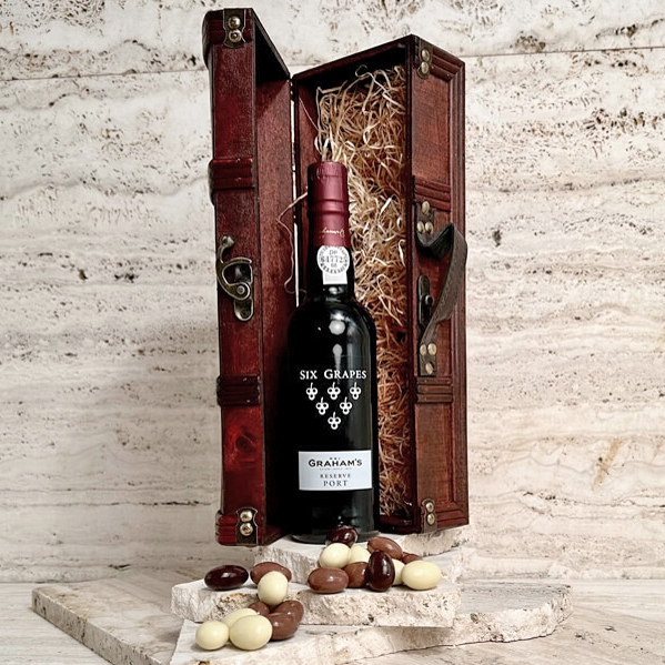 Trälåda med portvin Graham Six Grapes 37,5 cl. och Italienska chokladmandlar