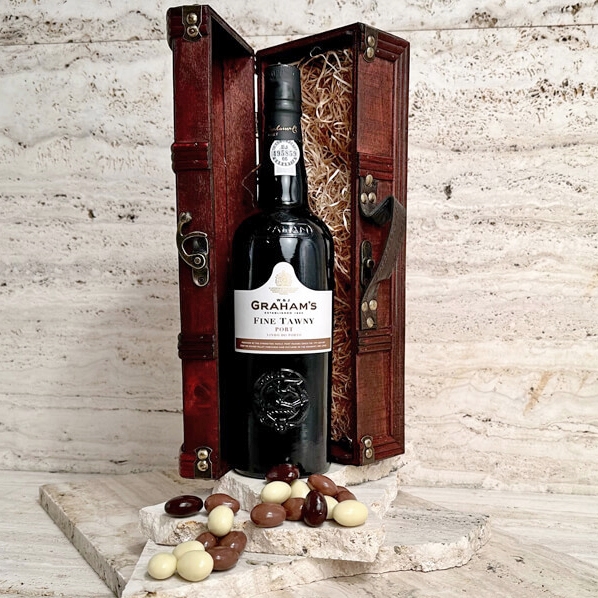 skattkista med Portvin Six Grapes Reserve Ruby och italienska chokladmandlar