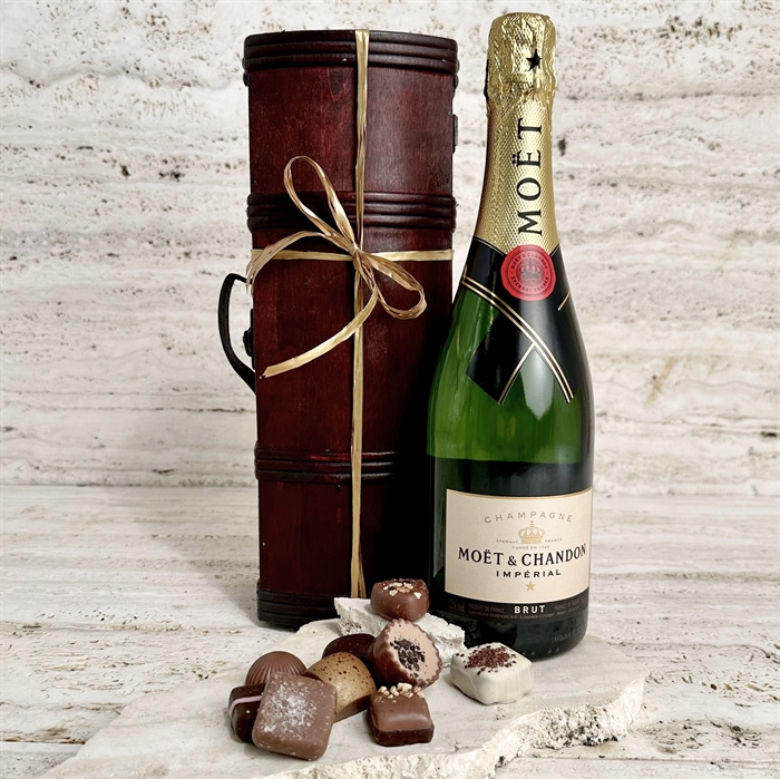 Vacker träask med Moet Champagne och 9 bitar lyxig dessertchoklad.