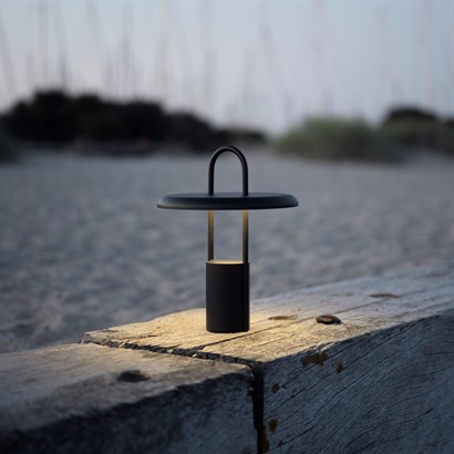Stelton Pier LED-lampa i Sand eller Svart 25 cm. - Rekommenderat pris 1.200,-