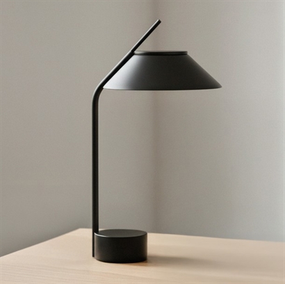 Stelton Vinkel LED lampa, Portable i svart Rek. utpris 999,-